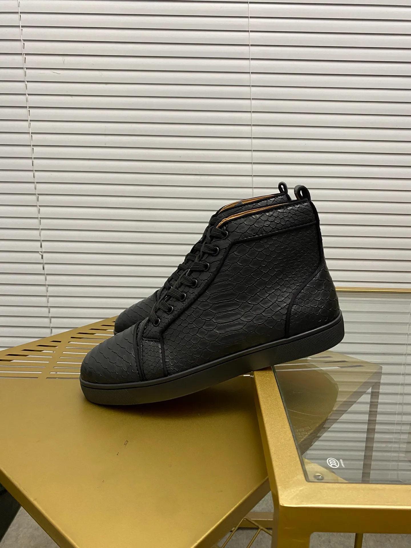 (Customized model) Ex-factory price is 520. christian louboutin (CL red sole shoes) counter series, casual sneakers for couples 📢 📢 📢 Exclusive hot style release 🎈🎈💪 Movable latex feet 👻 Finished outsole line [Proud] 😝Female 35-40# Male 38#-46, global supply😝 [Top version]: Original imported genuine leather upper, top original leather lining, original molded TPU outsole, original 1:1 detail processing, original shoe last,